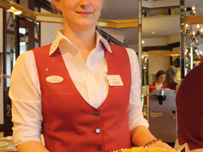 Nadine wird Fachverkäuferin im Lebensmittelhandwerk im Café Niederegger