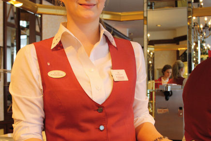 Nadine wird Fachverkäuferin im Lebensmittelhandwerk im Café Niederegger Nadine wird Fachverkäuferin im Lebensmittelhandwerk im Café Niederegger