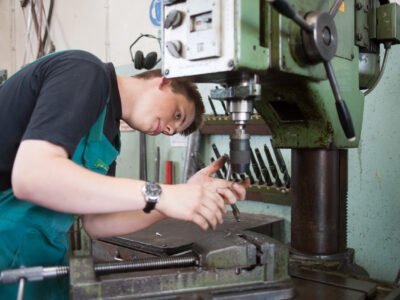 Azubi Jan-Henrik bei der Arbeit