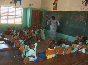 Eine Schulklasse in einem Waisenhaus in Benin.