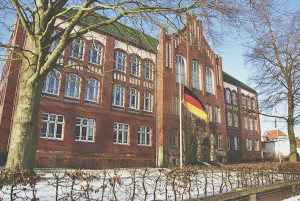 Die Außenfassade eines Schulgebäudes.