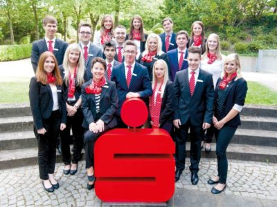 Auszubildende der Sparkasse Westholstein posieren für ein Gruppenfoto.