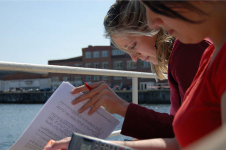Studentinnen beim Lernen am Schwentineufer der FH Kiel