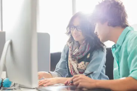 Zwei Studenten arbeiten am Computer