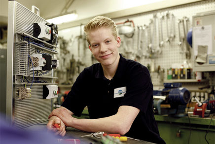 Alexander: Ausbildung zum Elektrotechniker bei DMK