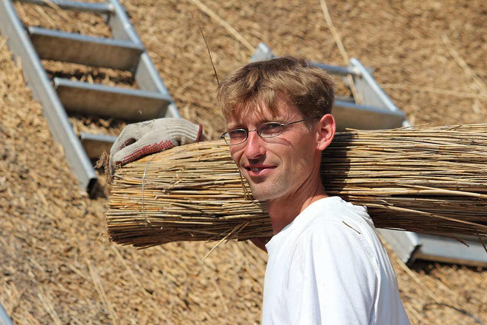 Alexander: Ausbildung zum Dachdecker Reetdachtechnik bei Werner Backens