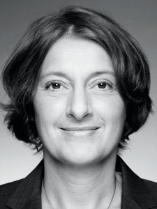 Eine Frau lächelt in die Kamera. 