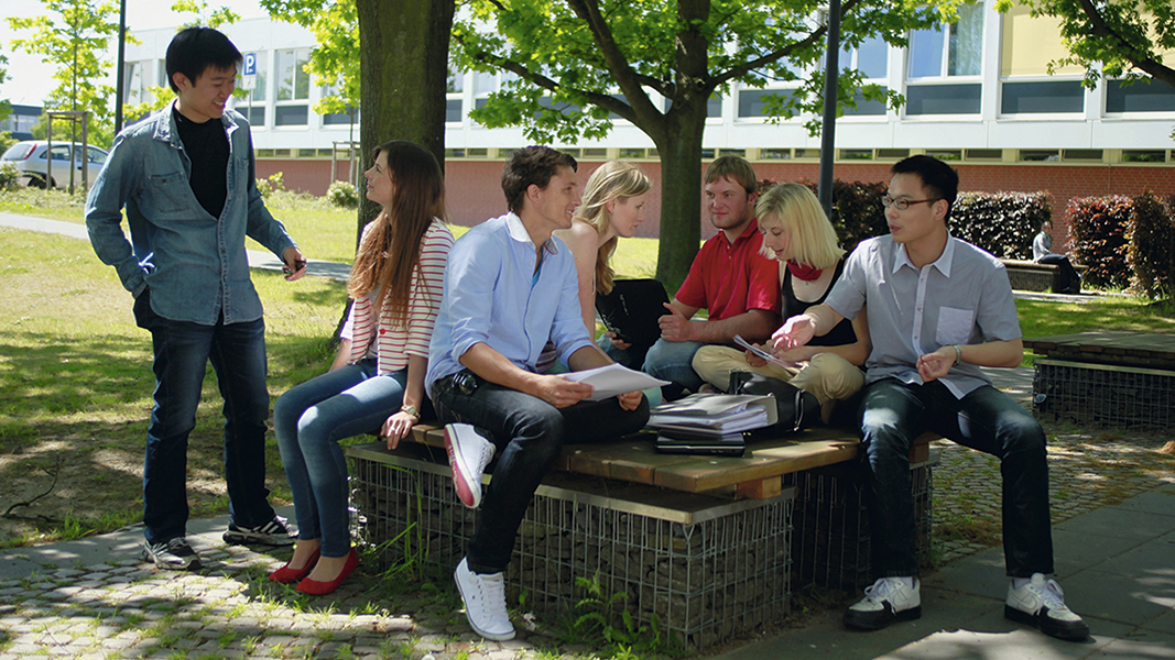 Studierende auf dem Campus der FH - Lübeck