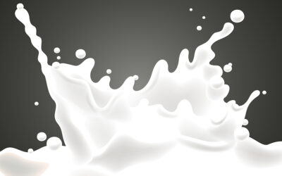 Aufspritzende Milch vor einem schwarzen Hintergrund.