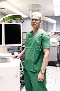 Oberfeldarzt Dr. Daniel Hinck arbeitet seit 2003 am Bundeswehrkrankenhaus in Hamburg und leitet seit 2009 die Gefäßchirurgie.