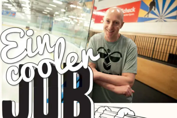 EIn Mann sitzt in einer Eislauf-Halle auf einer Tribühne und lächelt. Der Schriftzug auf dem Bild lautet: „Ein cooler Job."