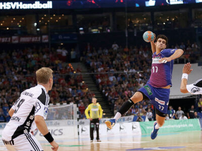 Ein Handballspieler bei Sprungwurf, kurz bevor er den Ball wirft.