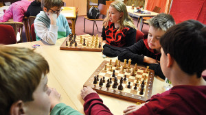 Schülerinnen und Schüler spielen Schach. 