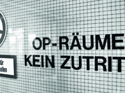 Auf einer gekachelten Wand steht: „OP-Räume. Kein Zutritt."