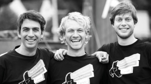 Die Drei Gründer der Webseiten-Baukastenfirma Jimdo lächeln in die Kamera.
