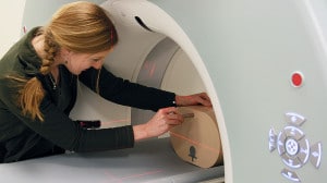 Eine Studierende simuliert eine Computertomografie 