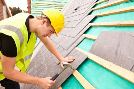 Ein Dachdecker bei der Arbeit