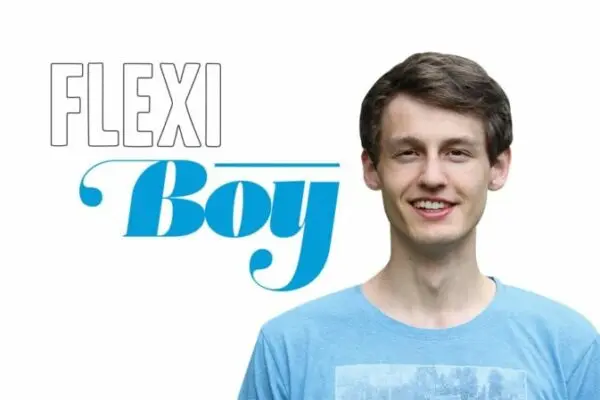 Ein junger Mann in blauem Shirt lächelt in die Kamera.