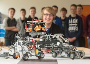 Schüler der Gemeinschaftsschule Meldorf mit denen im MINT-Unterricht konstruierten Lego-Modulen