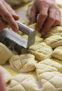 In der Bäckerei Raffelhüschen wird Wert auf Handarbeit gelegt, ob bei Brötchen, Torten oder dem Baguette.