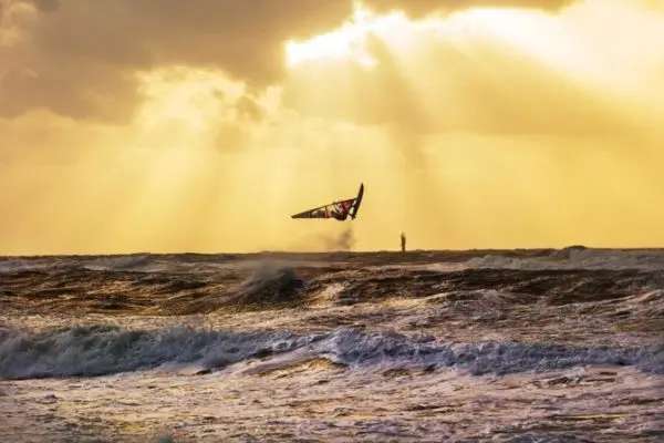 Windsufer Leon Jamaer beim Windsurfen auf Sylt