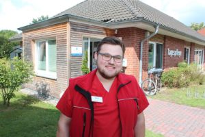 Altenpfleger Marco, 23 Jahre, hat in der Altenpflege seine Berufung gefunden.