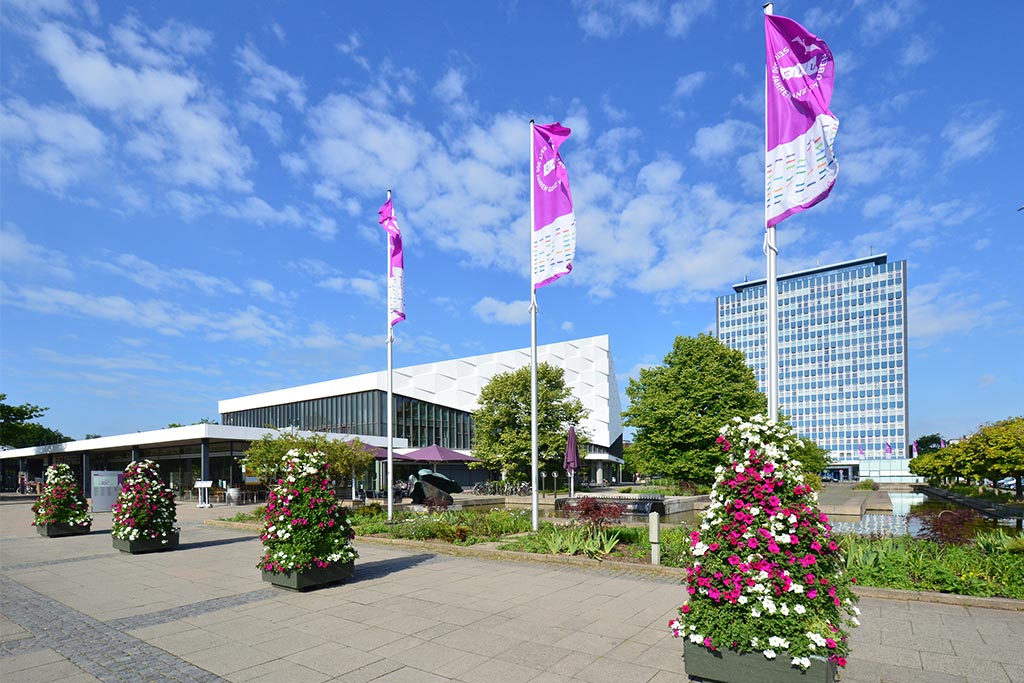Das Verwaltungsgebäude (rechts) und das Audimax der Christian-Albrechts-Universität zu Kiel. Foto: Jürgen Haacks/Uni Kiel
