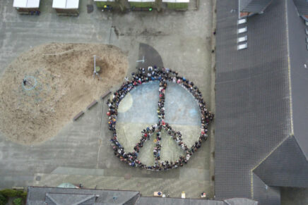 Das ist passiert: Schüler des Gymnasiums Marne Europaschule singen für den Frieden