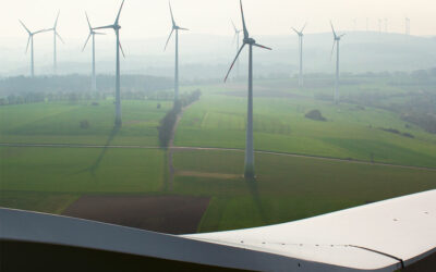 Luftaufnahme von Windkraftanlagen
