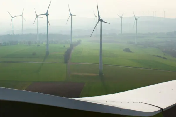 Luftaufnahme von Windkraftanlagen
