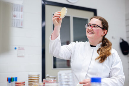 Gina Leonie (17), ist im zweiten Lehrjahr ihrer Ausbildung zur Milchwirtschaftlichen Laborantin bei der Danisco Deutschland GmbH in Niebüll.