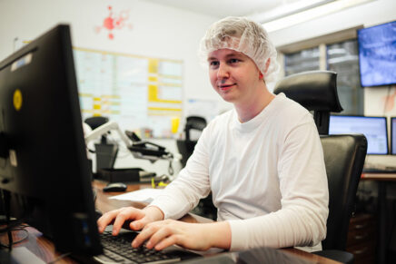 Martin (20), ist im zweiten Lehrjahr seiner Ausbildung zum Milchtechnologen bei der Danisco Deutschland GmbH in Niebüll.