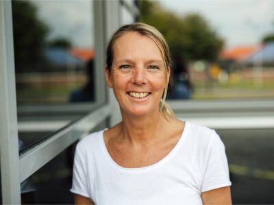 Eine lächelnde Frau.