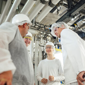 Vier Auszubildende unterhalten sich in der Produktion von Danisco.