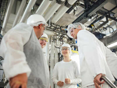 Vier Auszubildende unterhalten sich in der Produktion von Danisco.