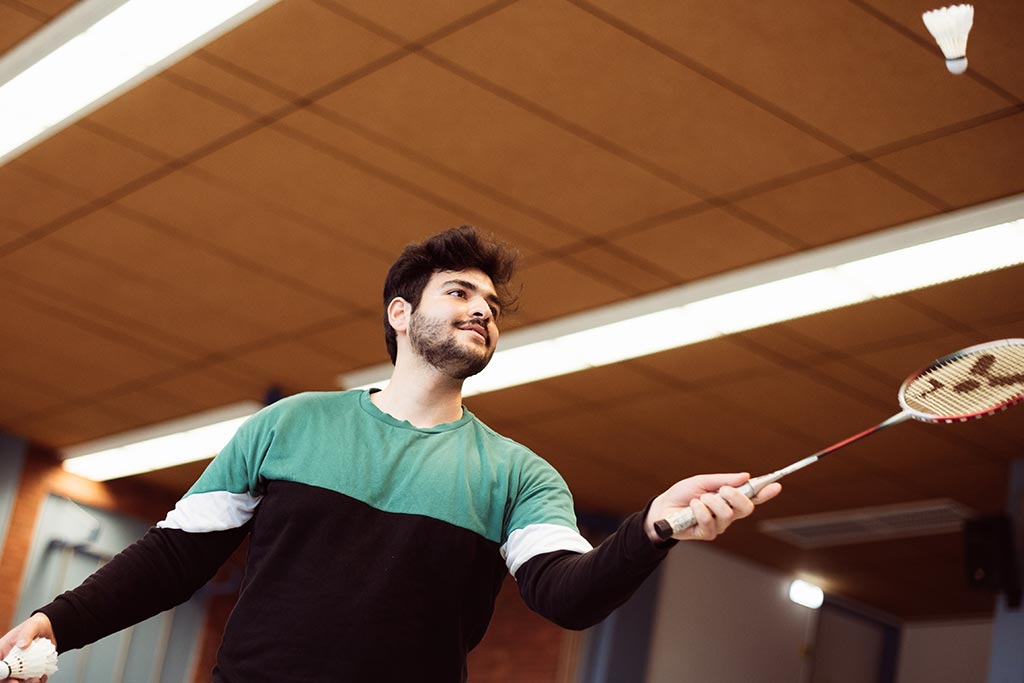 Mann spielt Badminton