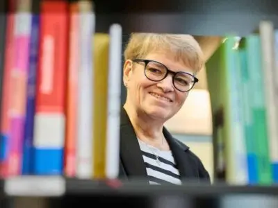 Frau schaut in die Kamera
