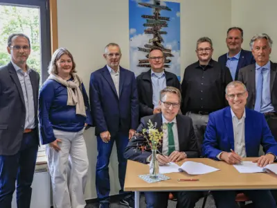 v.l.n.r.: Michael Baerwald (BBZ Plön, stellv. Abteilungsleiter Sozialpädagogische Abteilung), Prof. Dr. Sylvia Kägi, Prof. Dr. Marco Hardiman, Prof. Dr. Christian Krauss (FH Kiel), Kai Bellstedt (Abteilungsleiter Berufliches Gymnasium), Björn Demmin (Landrat Kreis Plön), Dr. Arno Broux (SHIBB). sitzend: Torge Indinger (Schulleiter BBZ Plön), Prof. Dr. Björn Christensen (Präsident FH Kiel)