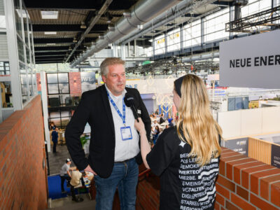 Redakteurin Morgana Pfeifer Schridde interviewte Ulrich Willeke, Marketingleiter der HUSUM Wind Messe.