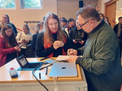 Disney-Zeichner Andreas Deja nahm sich nach dem Vortrag viel Zeit, Autogramme zu geben.