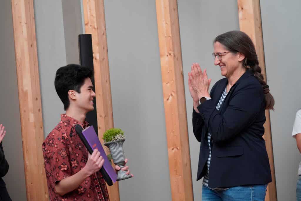 Applaus für Farrel Kevin Gardjito: Brigitte Clausen, Vizepräsidentin der Hochschule Flensburg, freut sich mit dem DAAD-Preisträger über die Auszeichnung