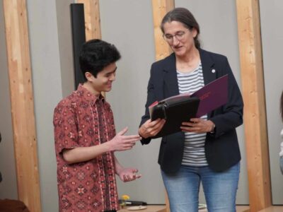 „Seine Neugier, seine Hilfsbereitschaft und sein offenes Wesen sind ein Gewinn für unsere gesamte Gemeinschaft“, sagt Vizepräsidentin Brigitte Clausen über DAAD-Preisträger Farrel Kevin Gardjito