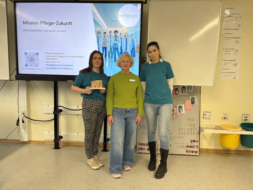 Die Auszubildenden Malaika (l.) und Sabrina (r.) mit der Pflegepädagogin und gelernten Krankenschwester Gisela vertraten die Pflegeschule Uhlebüll auf der Ausbildungsmesse der FTS Husum