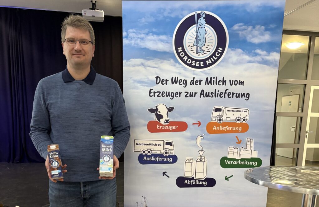 Molkereimeister und Ausbilder René zeigte den Schülerinnen und Schülern auf der Ausbildungsmesse der FTS Husum, wie Frischmilch und Milcherzeugnisse von NordseeMilch ihren Weg ins Supermarktregal finden