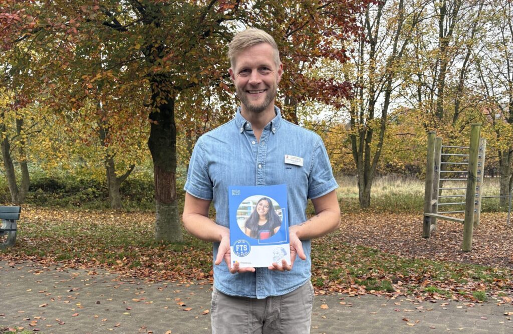 Florian Borck, Lehrer für Berufsorientierung an der FTS Husum, präsentiert das brandneue ME2BE-Magazin über die Ferdinand-Tönnies-Schule