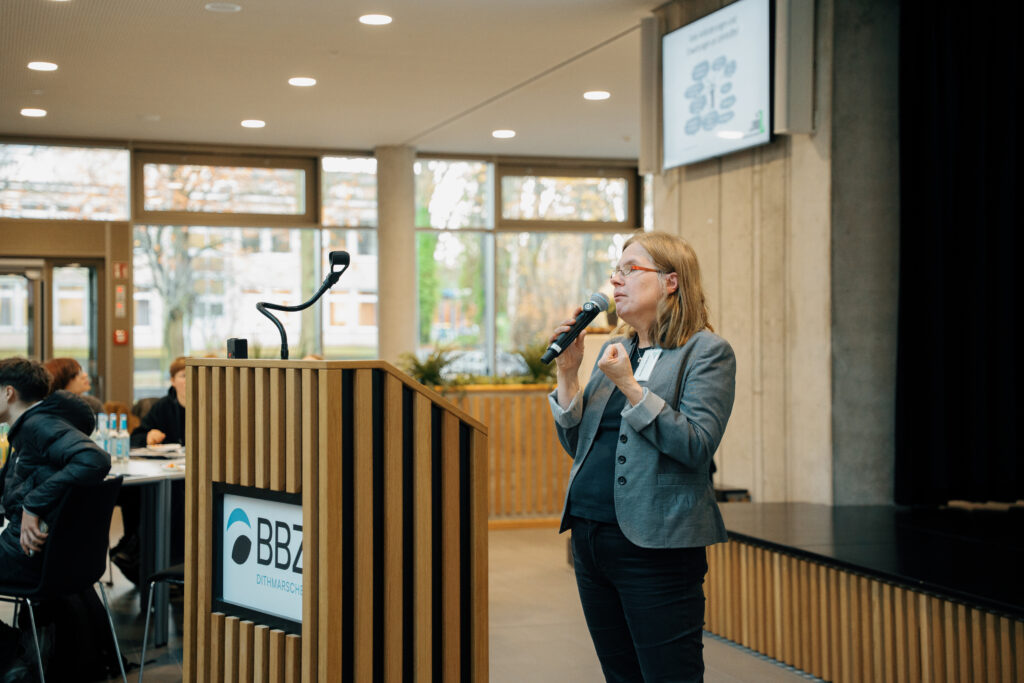 Prof. Dr. Béatrice Jakobs, Koordinatorin der Studienberatung am Zentrum für Lehrerbildung (ZfL) und Dozentin am Romanischen Seminar der CAU Kiel, hielt die erste Keynote auf dem NOSH Event in Heide