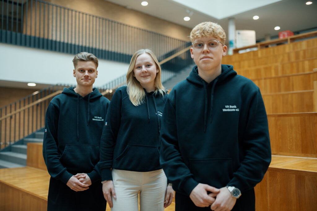 Die Azubis Daniel Meier, Juliana Ochsenknecht und Hjalte Wieck (v. l. n. r.) haben die VR Bank SH-Mitte auf dem NOSH Event in Heide vertreten