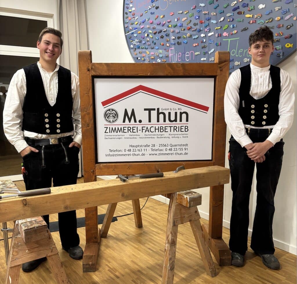 Die ehemaligen Schüler der GMS Kellinghusen und heutigen Auszubildenden Max und Jannis des M.Tuhn Zimmerei-Fachbetriebs. 