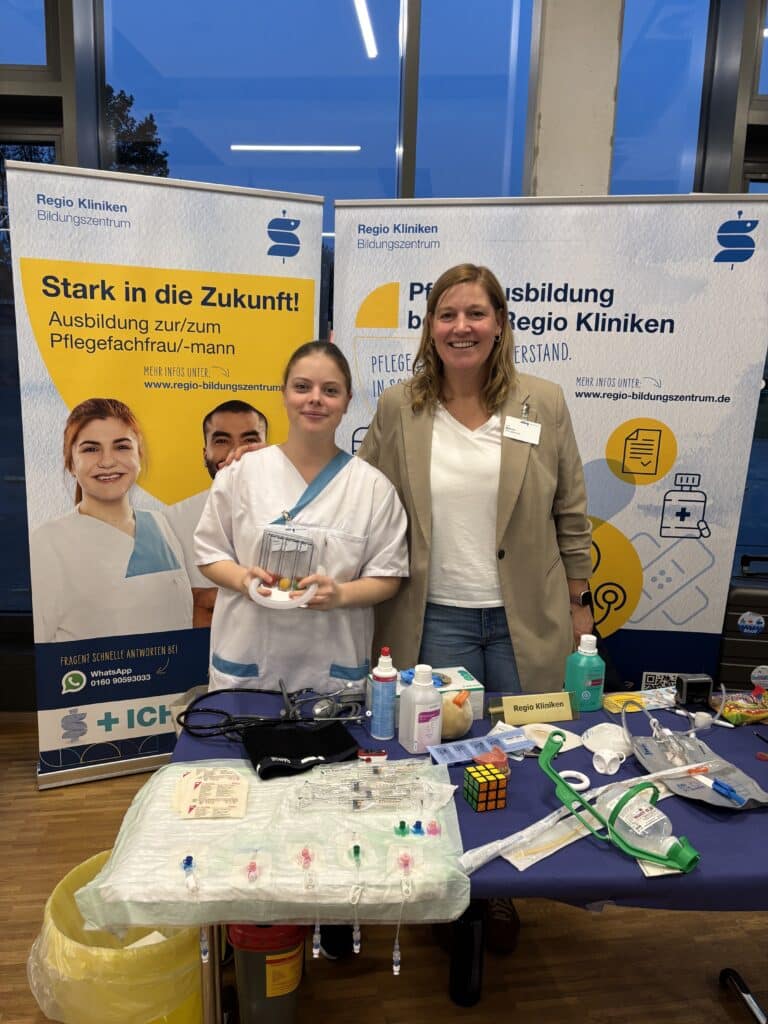 Lisa Mahnke arbeitet in der Schulverwaltung des Regio-Kliniken Bildungszentrum, Celine Pursche beendete 2019 ihre Ausbildung zur Gesundheits- und Krankenpflegerin und 2022 ihre Weiterbildung zur Praxisanleiterin. 
