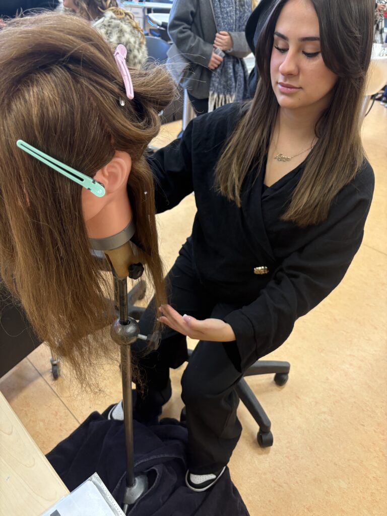 Ayca ist im dritten Lehrjahr ihrer Ausbildung zur Frisörin.